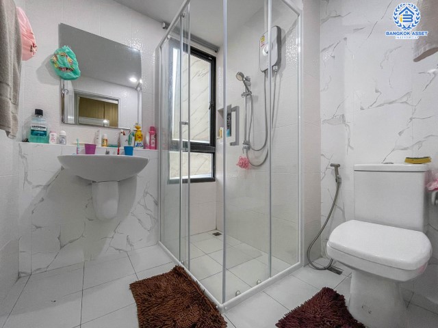 *****บ้านเดี่ยวมือสองย่านกรุงเทพฯ ม.ดิโอโซน เพชรเกษม หลังมุม เนื้อที่กว้างขวางเกือบ 32 ตร.ว.  ฟังก์ชัน 5 ห้องนอน 3 ห้องน้ำ ที่จอดรถ 2 คัน ฟรี! เครื่องปรับอากาศ 4 เครื่อง! โครงการตั้งบนทำเลแห่งการเดินทาง ใกล้รถไฟฟ้าสายสีน้ำเงิน "สถานีหลักสอง"